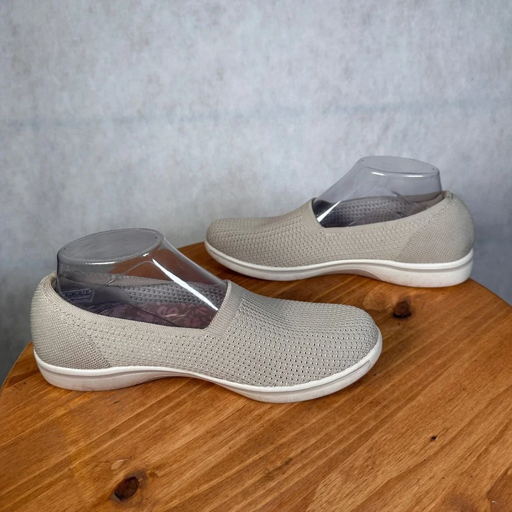 Skechers Arch Fit Slip On Womens 8 Taupe Good Stretch Fit Walking Shoes 136559